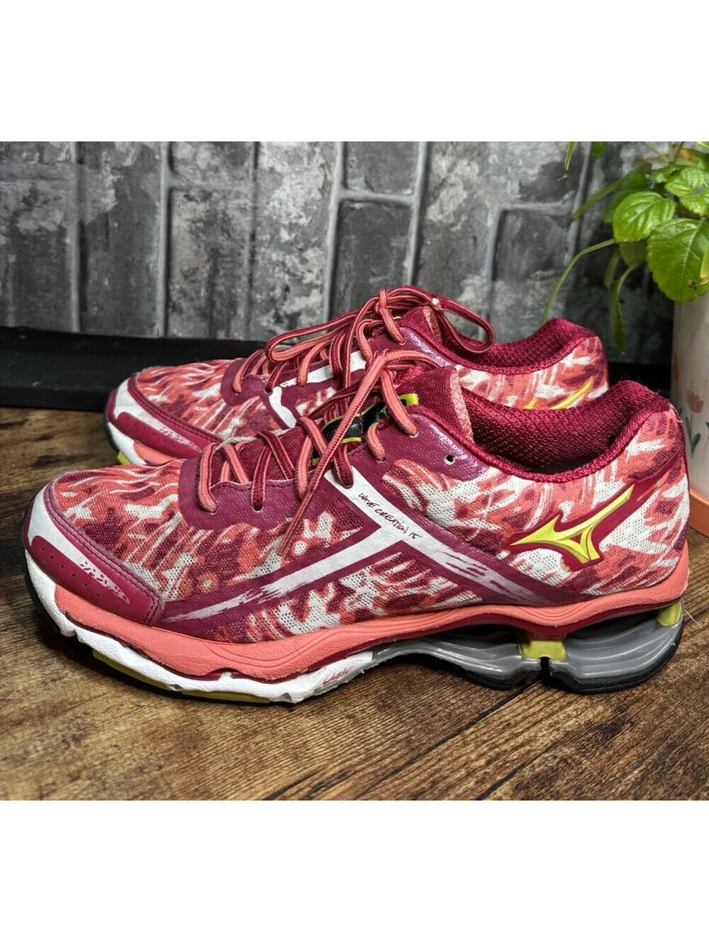 Mizuno J1GD1401 Women’s Red/Pink Low Top Lace-Up Logo Mesh Rubber Sneakers